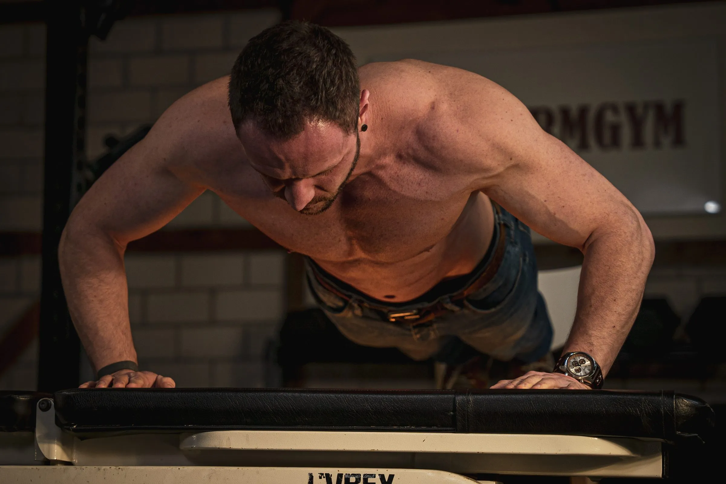 Stefan Aßmus bei Liegestützen im FARMGYM Mühlacker