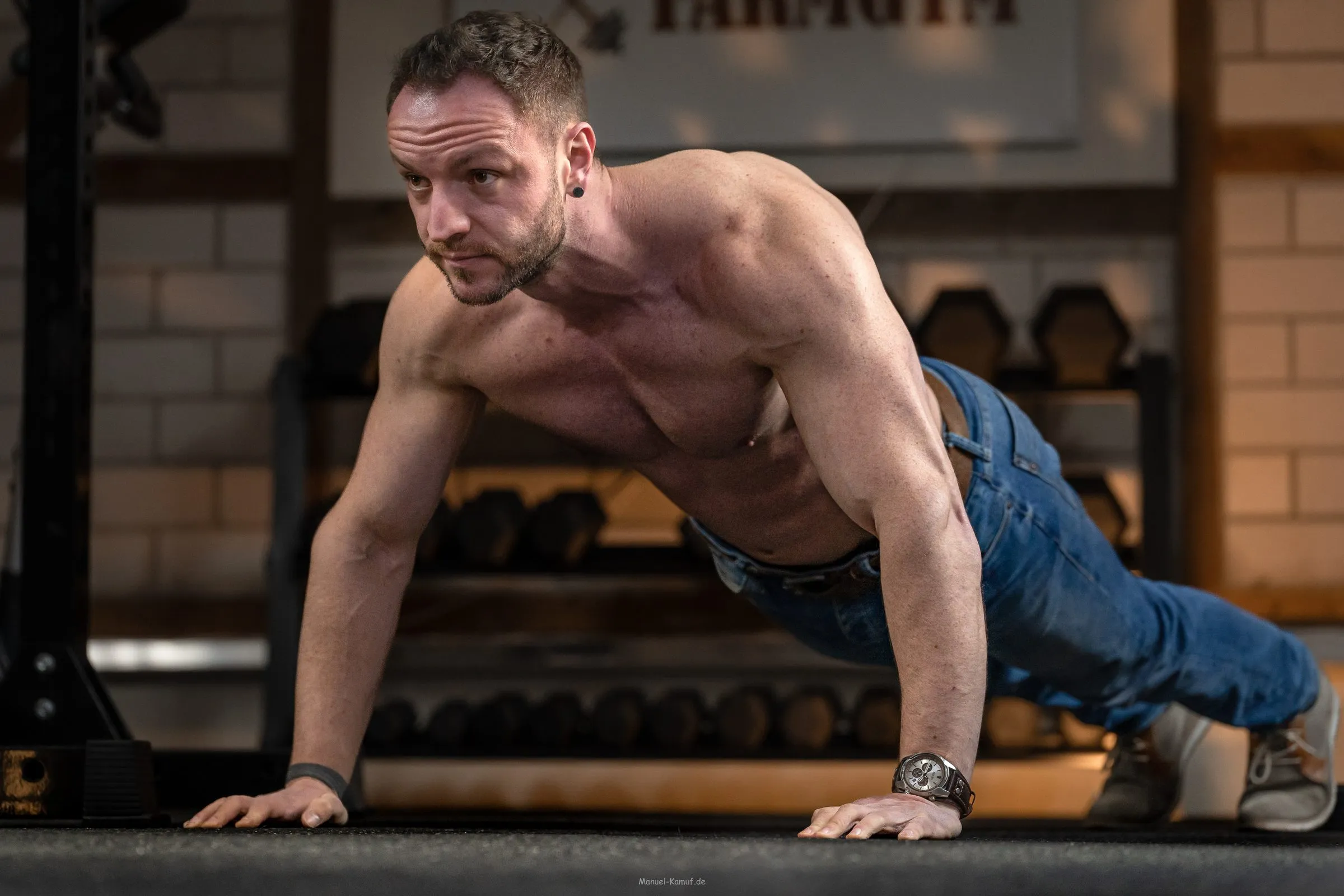 Liegestütze: Stefan Aßmus trainiert im FARMGYM Mühlacker